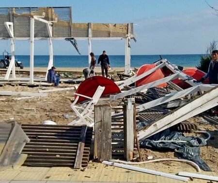 ДНСК ще премахва поставени в нарушение преместваеми обекти в националните курорти и на плажовете