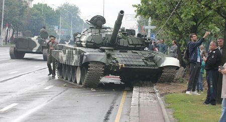 Разполагат тежка техника в центъра на Минск, където се очаква митинг на опозицията