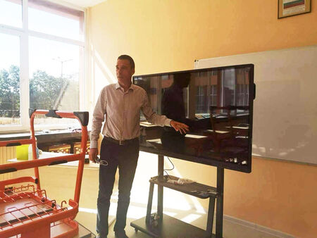 Кметът Димитър Николов показа обновените класни стаи на първолаците в Бургас