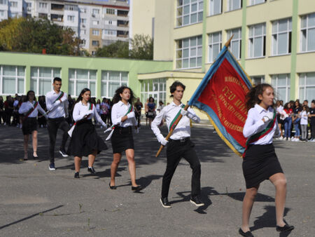 Исторически момент! Възпитаниците на ПГАЕ "Гео Милев" влязоха в новата сграда на училището