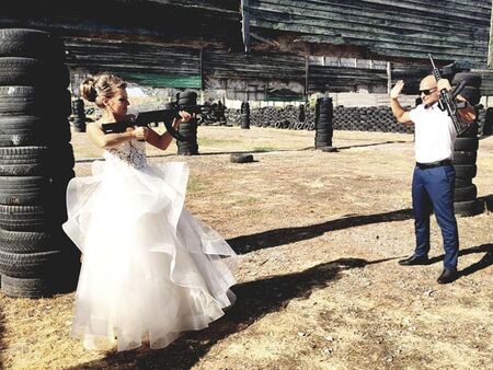 Оригинално! Бургаски младоженци си направиха сватбена фотосесия с калашници /снимки/