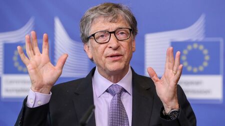 Бил Гейтс: Няма да се върнем към нормален живот преди 2022 г.