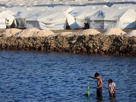Гръцката полиция мести стотици мигранти от остров Лесбос в нов лагер