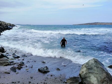 Без страх от бурното море! 31-годишният Константин спаси удавник край миденото плажче в Созопол