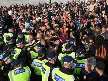 Арести и глоби в Англия заради бунтове срещу COVID мерките