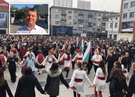 Бургас отбелязва 112 години Независима България с най-дългото хоро и концерт на Илия Луков