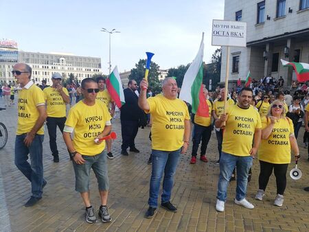 Третото Велико народно въстание започна слабо, но чакат протестиращи с автобуси от страната