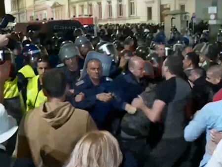 Трима полицаи ранени при сблъсъците до старата сграда на парламента, протестът бил нерегламентиран