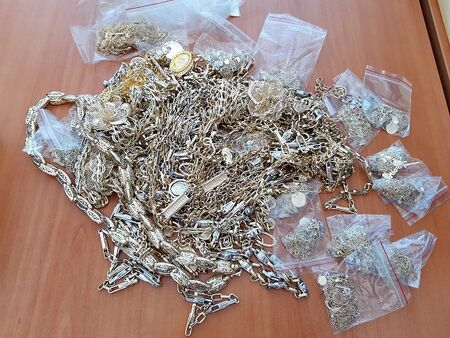 Митнически служители на МП Лесово иззеха контрабандни златни накити за над 90 000 лв.