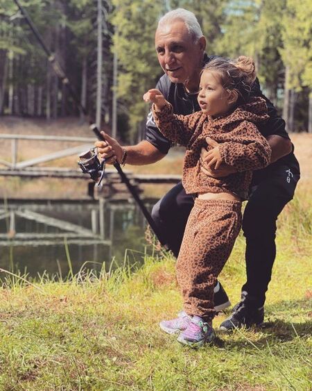 Стоичков учи внучката на риболов