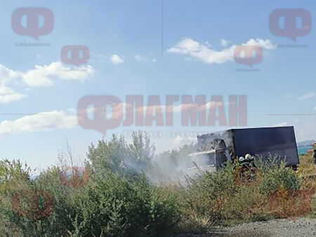 Камион пламна в движение на пътя Бургас-Поморие