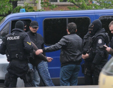 Удар срещу дрогата в Бургас! Арестуваха наркоготвач с 400 грама метамфетамин и дилър с торба марихуана