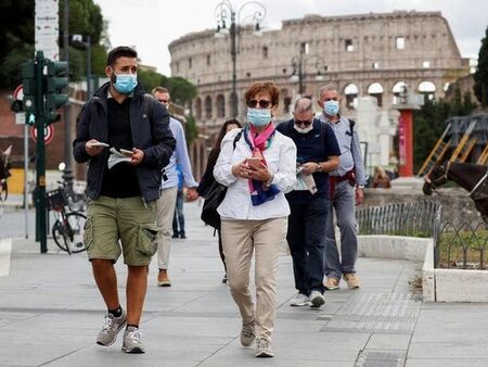 В Рим вече с маски и на открито