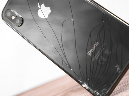 Apple, сгъваемите смартфони и екранът, който може да се лекува сам