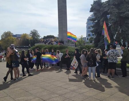 Хомосексуалисти протестират в центъра на Бургас, искат повече права