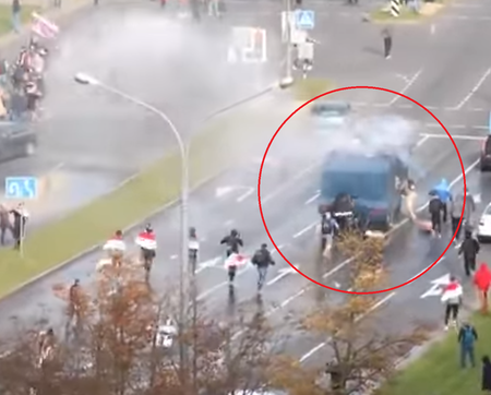 Протестиращи в Минск превърнаха брониран водомет в „подвижен фонтан“