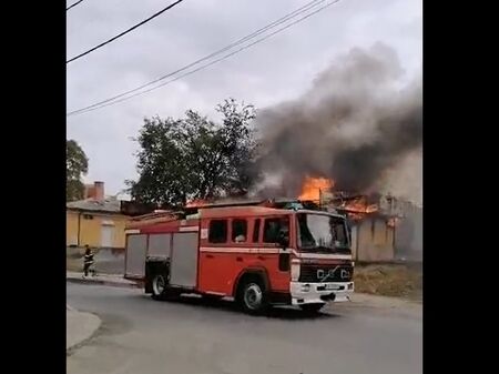 Извънредно! Пожар до училището в Карнобат, изпепелена е баничарница