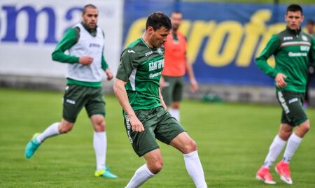 Васил Божиков излиза с капитанската лента в мача с Унгария