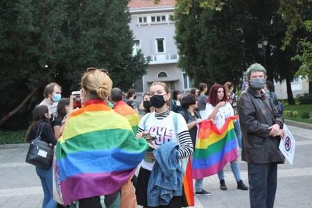 Шествие на хомосексуалисти в центъра на Пловдив