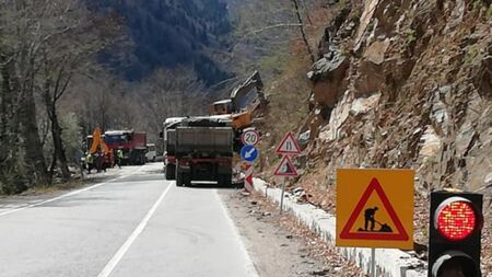 Пътят до Рилския манастир освободен от 15-тонна скала