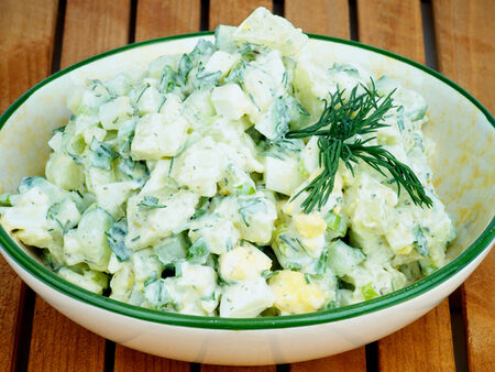 Рецепта за салата с пресни картофи и вермут