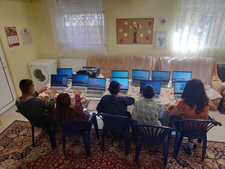 15 деца от социални домове в Поморийско получиха нови преносими компютри