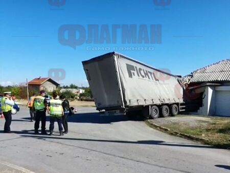 Тир разруши сграда в Горски извор заради прилошаване или заспиване на шофьора