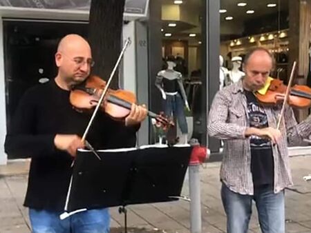 Музика на всеки ъгъл в Бургас - виртуози изнасят пърформънси по главната улица