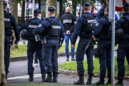 Четирима задържани за зверското убийство на учител във Франция