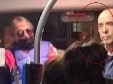 Доц.д-р Атанас Мангъров в нарушение, вози се без маска в автобуса