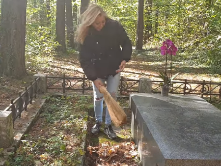 Да си спомним за ирландеца с българско сърце – Елена Андерсон почисти гроба на великия Джеймс Баучер