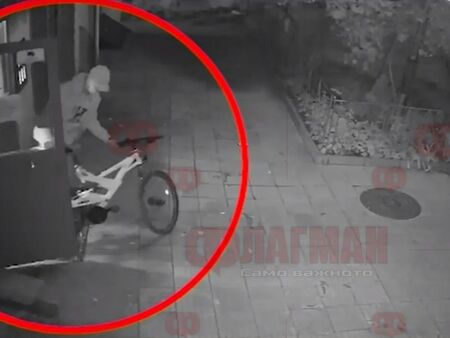 Крадец отмъкна два велосипеда от жилищен блок за 30 минути