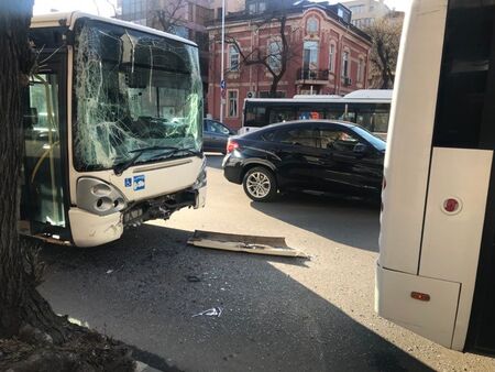 Два градски автобуса се сблъскаха в Пловдив