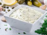 Вкусна разядка с крема сирене и чесън