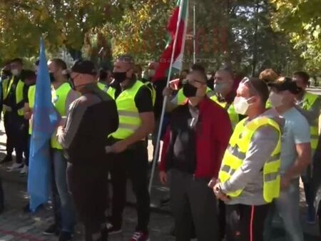 Полицаи на протест в Бургас, настояват за по-високи заплати