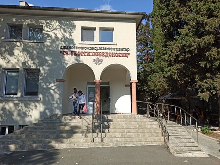 Лекари от ДКЦ-та в Бургас заплашили, че ще напуснат заради буферните центрове