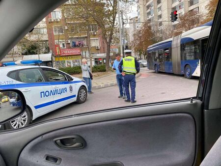 Жена падна в автобуса, стана задръстване до Новата поща