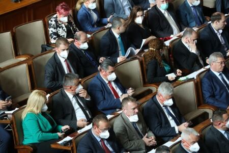Депутатите дали 115 500 лв. за дезинфекция и маски