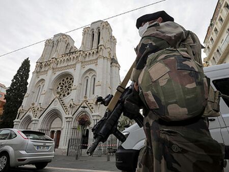 След терора в Ница Макрон вади войска по улиците на Франция