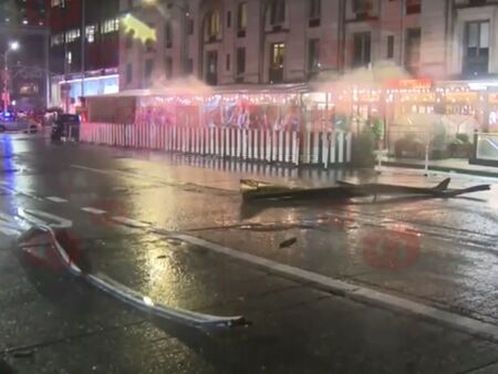 Мистерия в Ню Йорк, затвориха улица заради падащи отломки