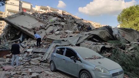Ужасът продължава: Броят на жертвите на чудовищното земетресение в Измир растe