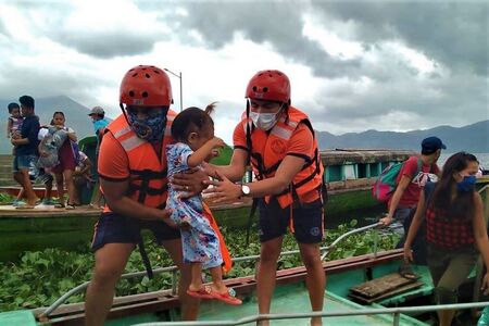 Мощен тайфун удари Филипините, близо 1 милион души са евакуирани