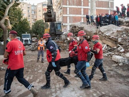 70-годишният Ахмет прекара 33 часа под отломките в Измир, жертвите вече са 62