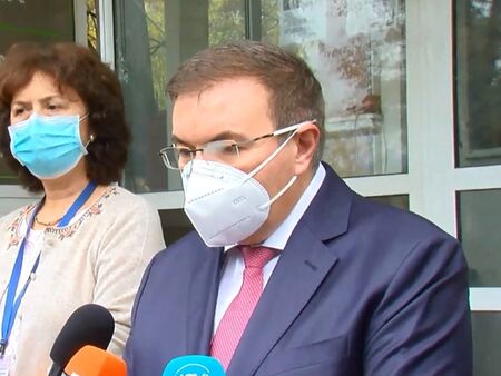 Здравният министър тръгва спешно за Бургас заради кризата с Covid-19 и недостига на легла