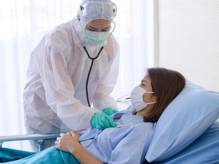Проверяват две болници заради смъртта на млади жени с COVID-19