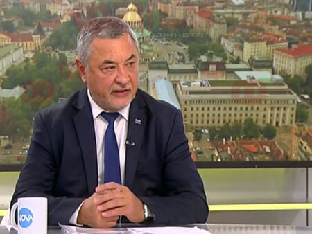 Валери Симеонов: Учениците след 4 клас да не ходят на училище, нужни са ограничения!