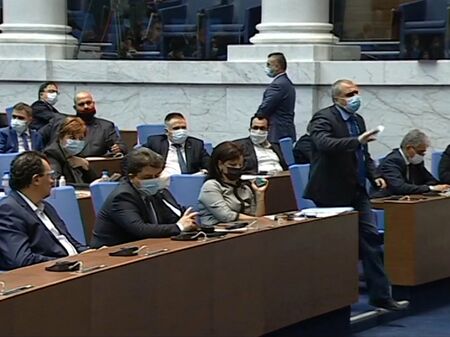 След труден кворум: Мнозинството отмени парламентарния контрол и вкара извънредно бюджета в дневния ред