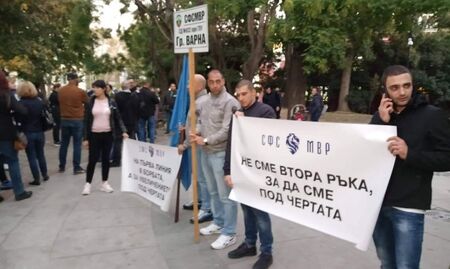 Полицаите на протест на професионалния си празник