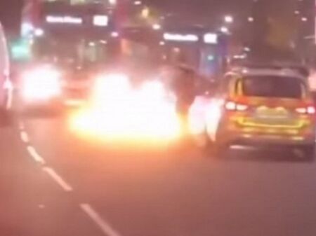 Задържаха мъж, врязал кола в полицейски участък в Лондон