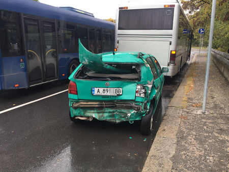 Междуградски автобус помете Фолксваген на възлово кръстовище в Бургас